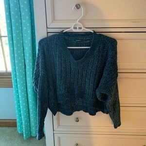 Women’s cropped v neck sweater